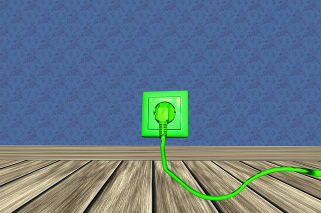 zelená zásuvka se zeleným kabelem