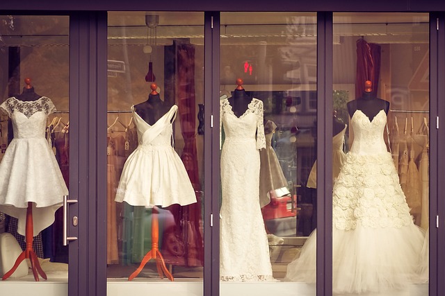 různé modely svatebních šatů